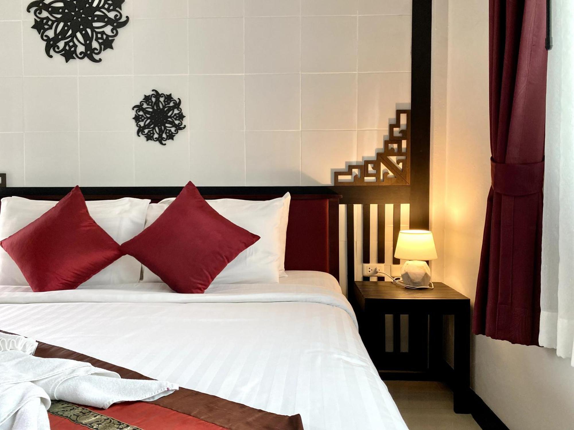 Sunray Beach Hotel Patong Екстер'єр фото