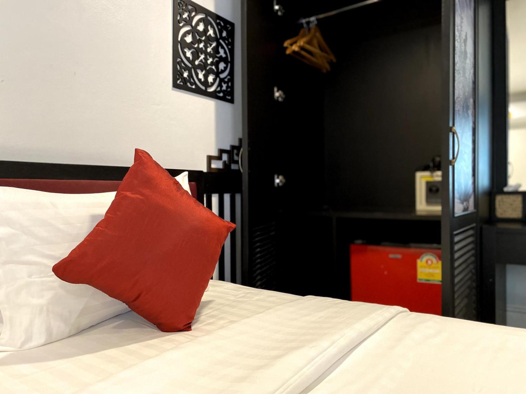 Sunray Beach Hotel Patong Екстер'єр фото