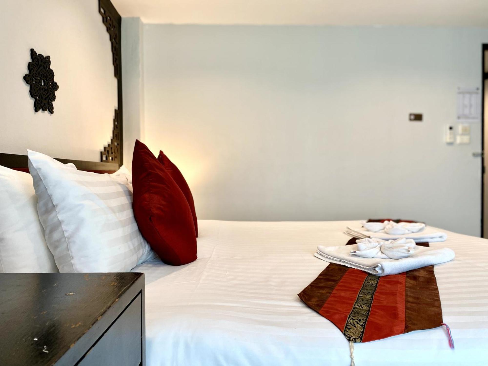 Sunray Beach Hotel Patong Екстер'єр фото