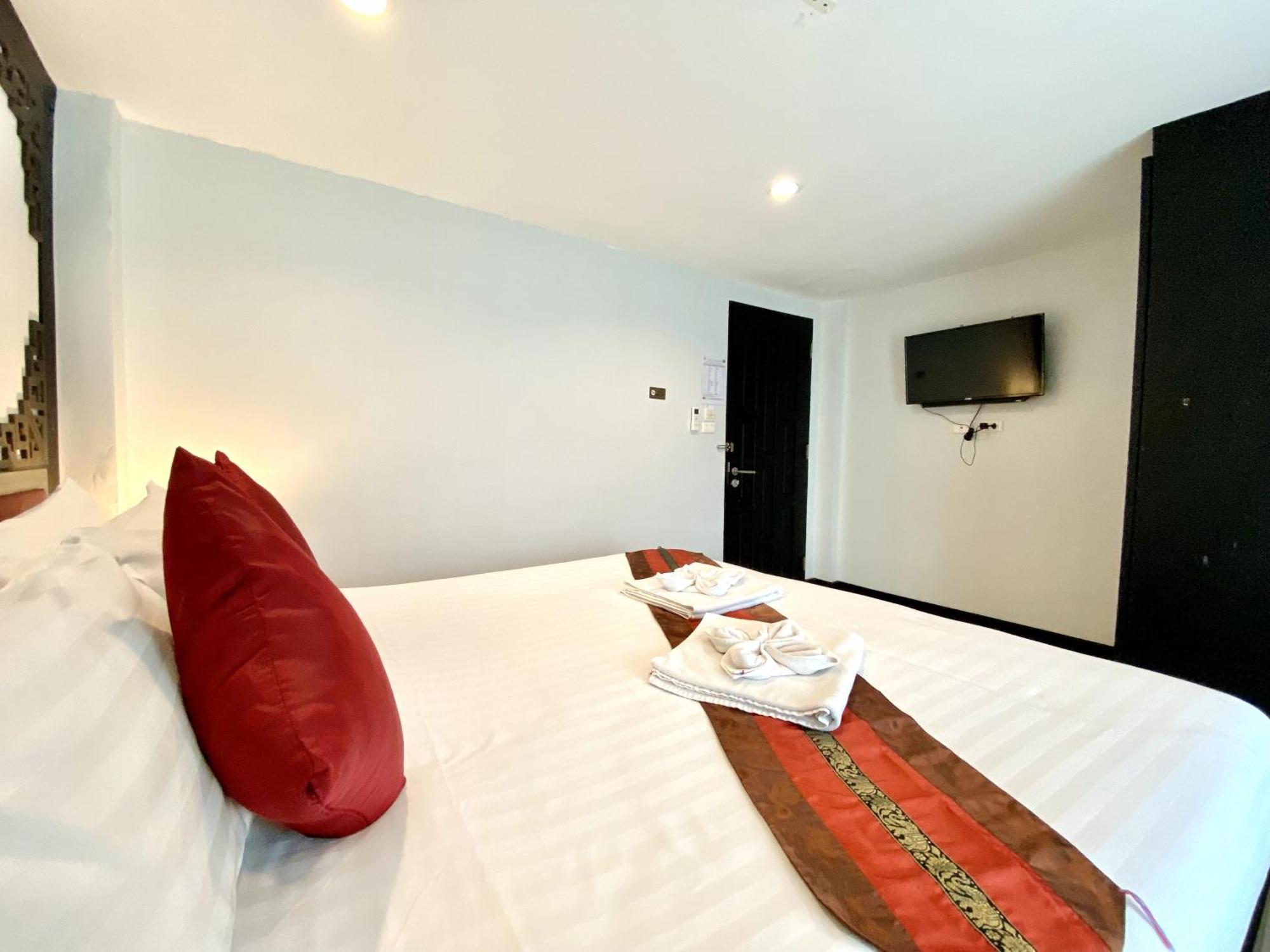 Sunray Beach Hotel Patong Екстер'єр фото